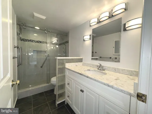 $479,000 | 3800 Powell Lane, Unit 302, Falls Church, VA 22041