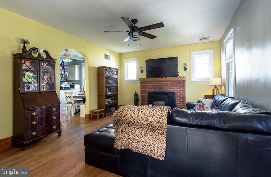 3504 Georgetown Road Baltimore, MD 21227 - Photo 9 of 28 Additional view of cozy living room