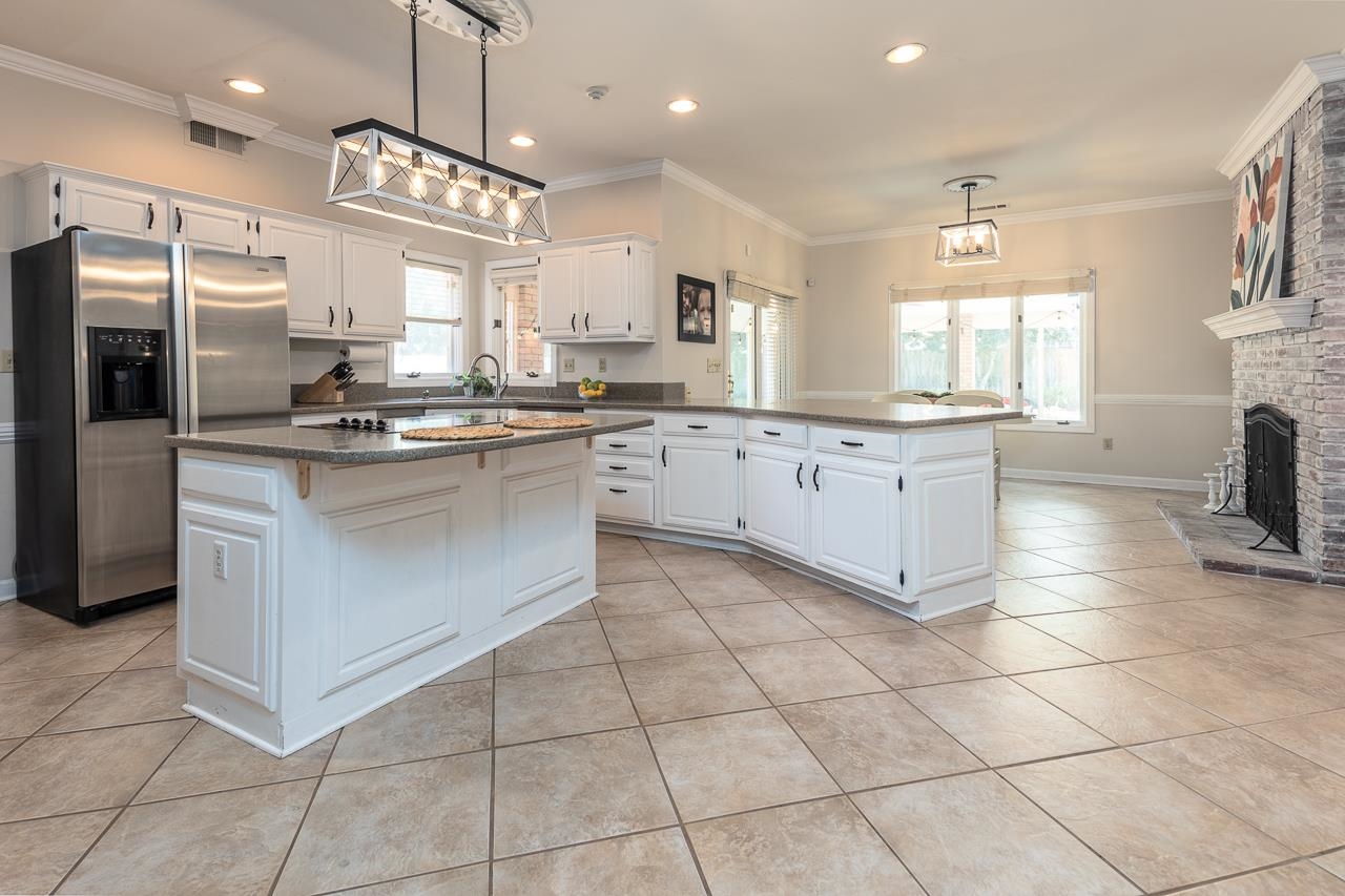 9637 Spring Meade Lane Germantown, TN 38139 - Photo 7 of 25 a kitchen with stainless steel appliances granite countertop a stove a sink a oven and a refrigerator