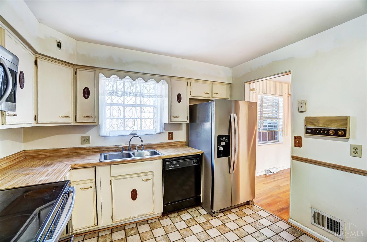 4308 Turf Lane Cincinnati, OH 45211 - Photo 13 of 46