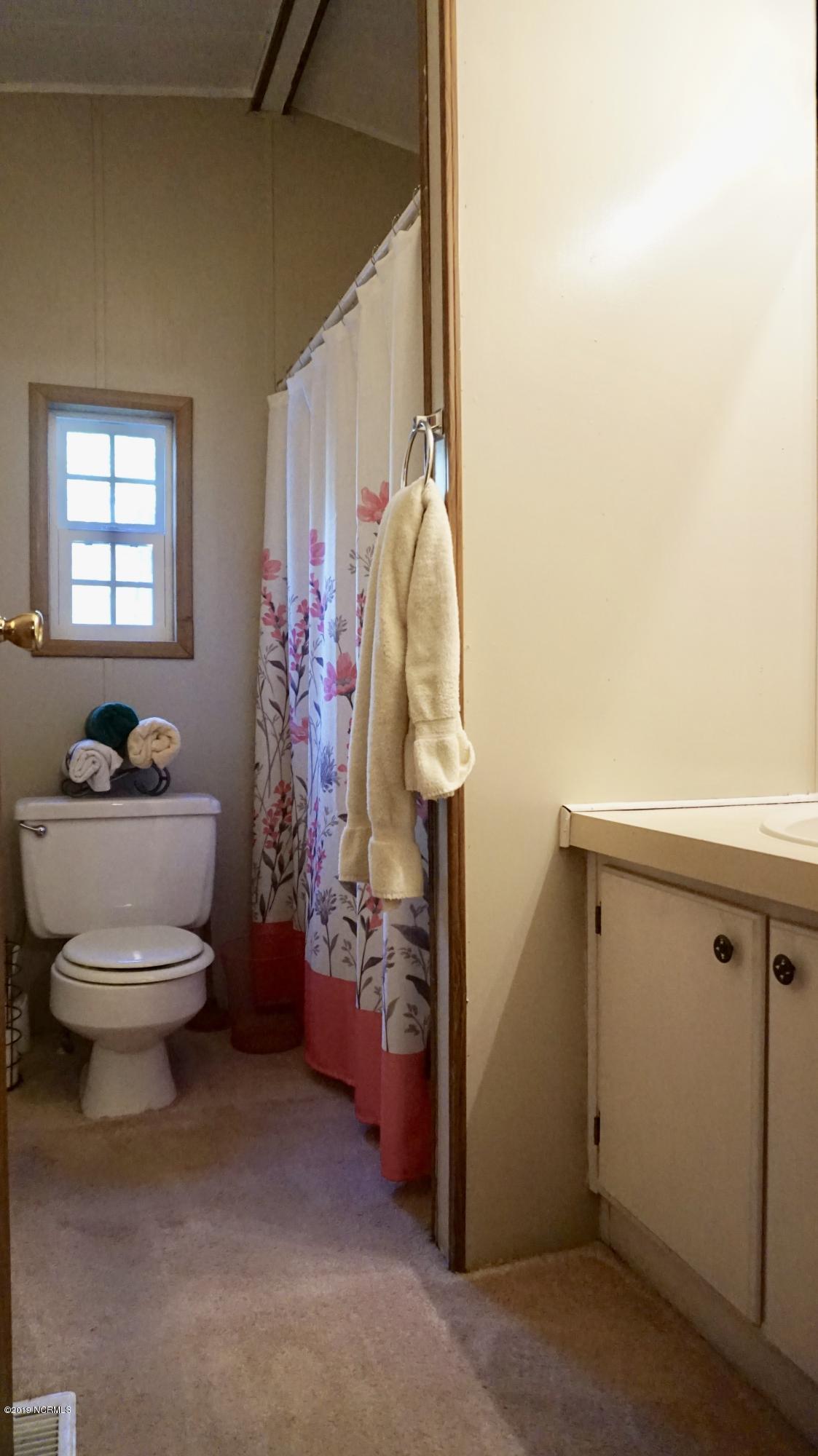 410 Sand Ridge Road New Bern, NC 28560 - Photo 9 of 20 Main Bathroom