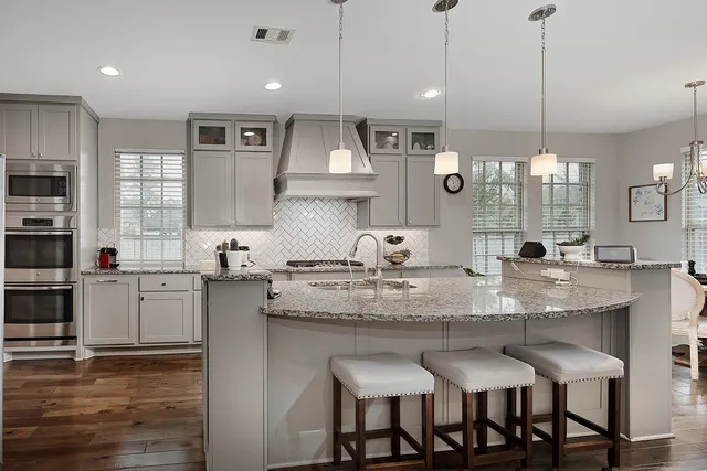 $990,000 | 14 Red Barn Way, The Woodlands, TX 77389