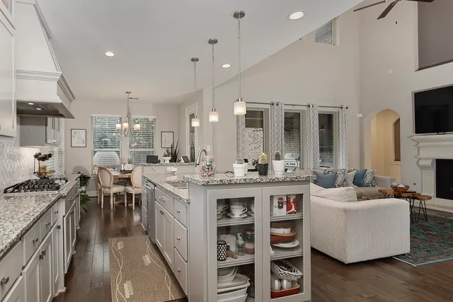 $990,000 | 14 Red Barn Way, The Woodlands, TX 77389