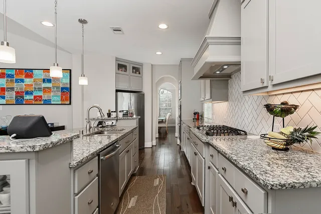 $990,000 | 14 Red Barn Way, The Woodlands, TX 77389