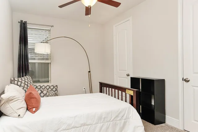 $990,000 | 14 Red Barn Way, The Woodlands, TX 77389