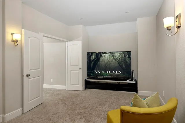 $990,000 | 14 Red Barn Way, The Woodlands, TX 77389