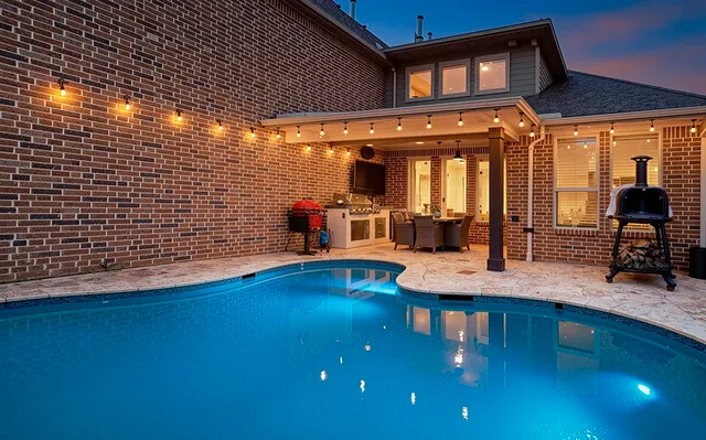 $990,000 | 14 Red Barn Way, The Woodlands, TX 77389