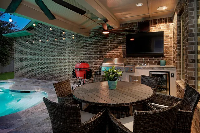 $990,000 | 14 Red Barn Way, The Woodlands, TX 77389