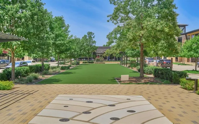 $990,000 | 14 Red Barn Way, The Woodlands, TX 77389