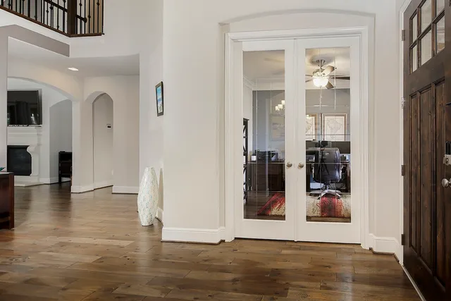 $990,000 | 14 Red Barn Way, The Woodlands, TX 77389