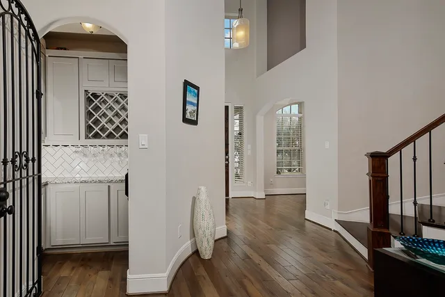 $990,000 | 14 Red Barn Way, The Woodlands, TX 77389