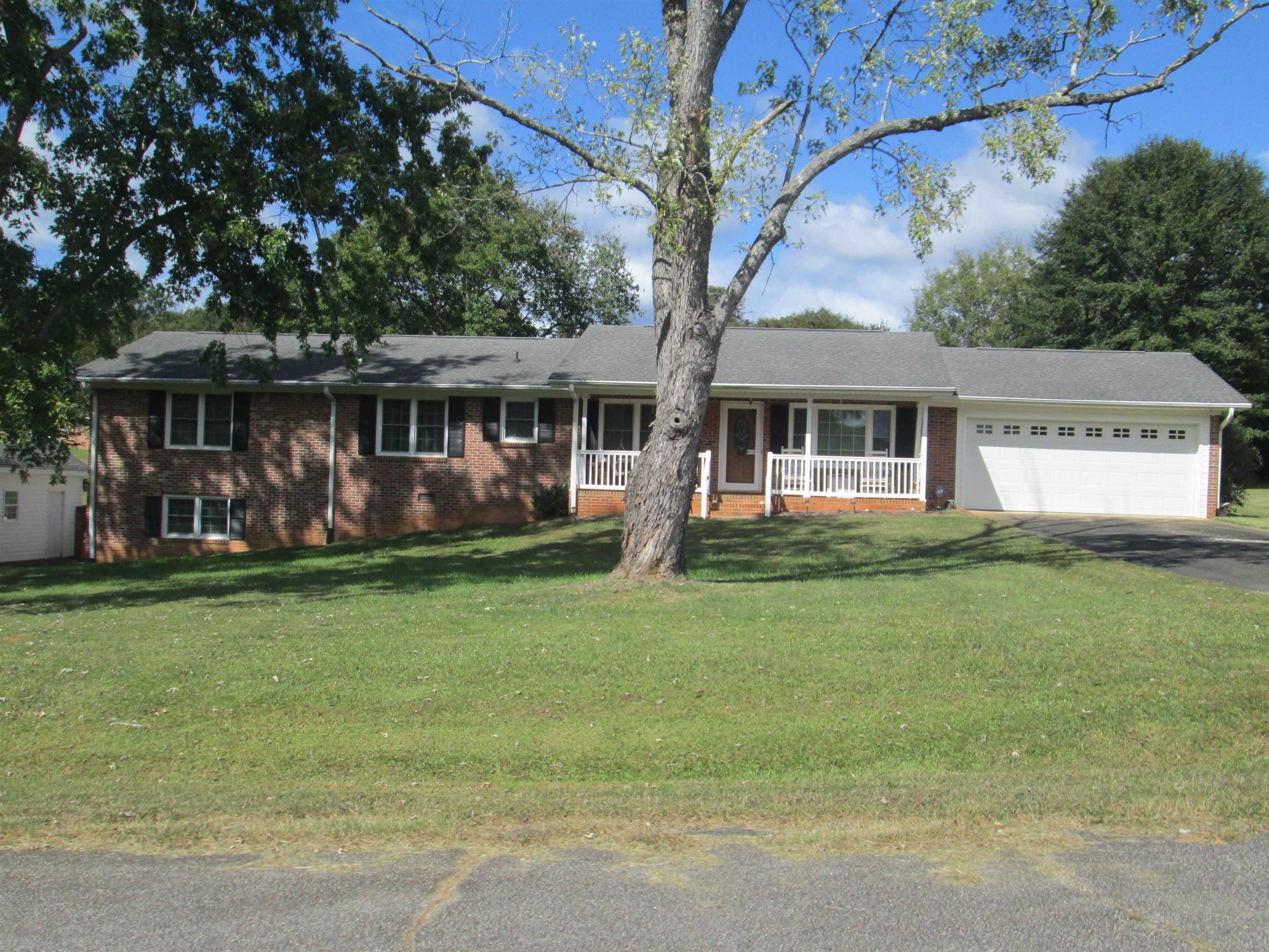 102 West Bridges Street Landrum, SC 29356 - Photo 31 of 38 Front View