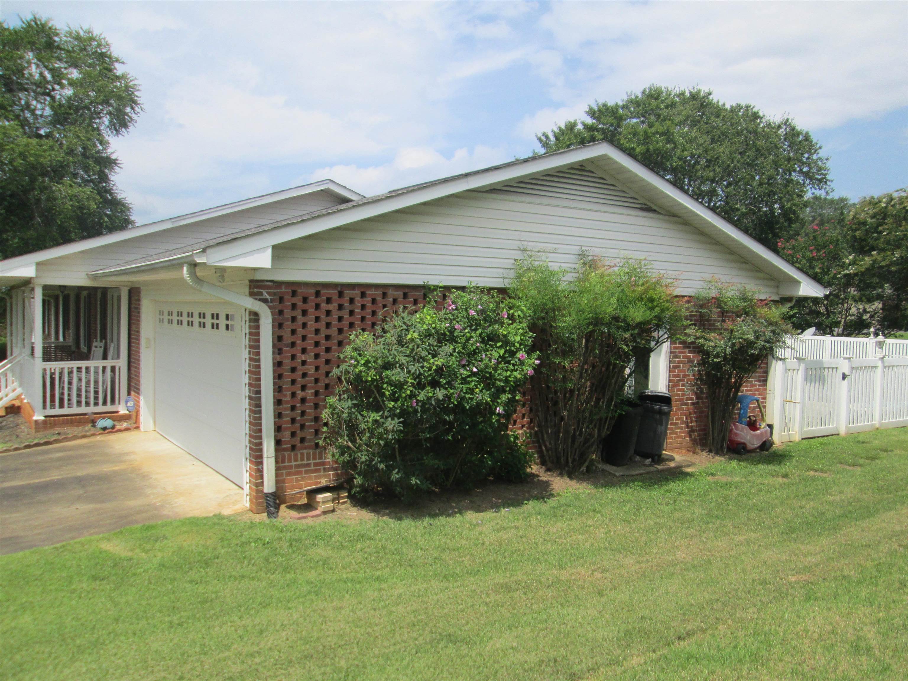 102 West Bridges Street Landrum, SC 29356 - Photo 4 of 38 Right Side View