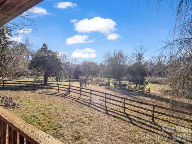 a view of a house with backyard