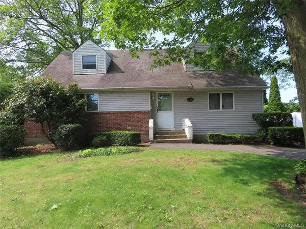 $2,100 | 120 Cerny Place, West Islip, NY 11795