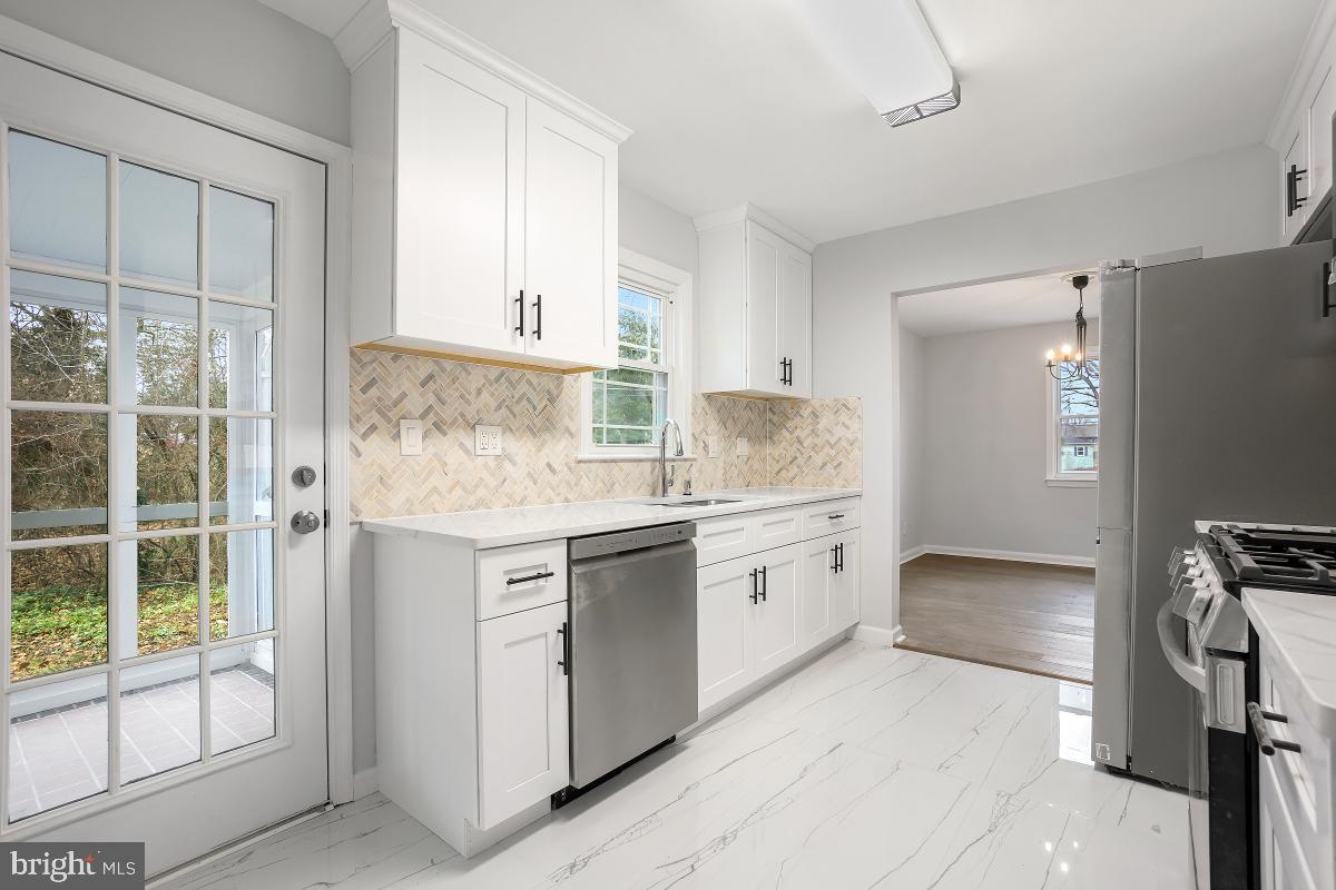 705 Woodsdale Road Catonsville, MD 21228 - Photo 13 of 45 Ceramic Tile Backsplash