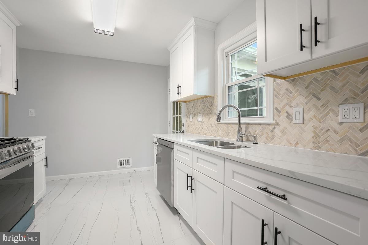 705 Woodsdale Road Catonsville, MD 21228 - Photo 10 of 45 Full Kitchen
