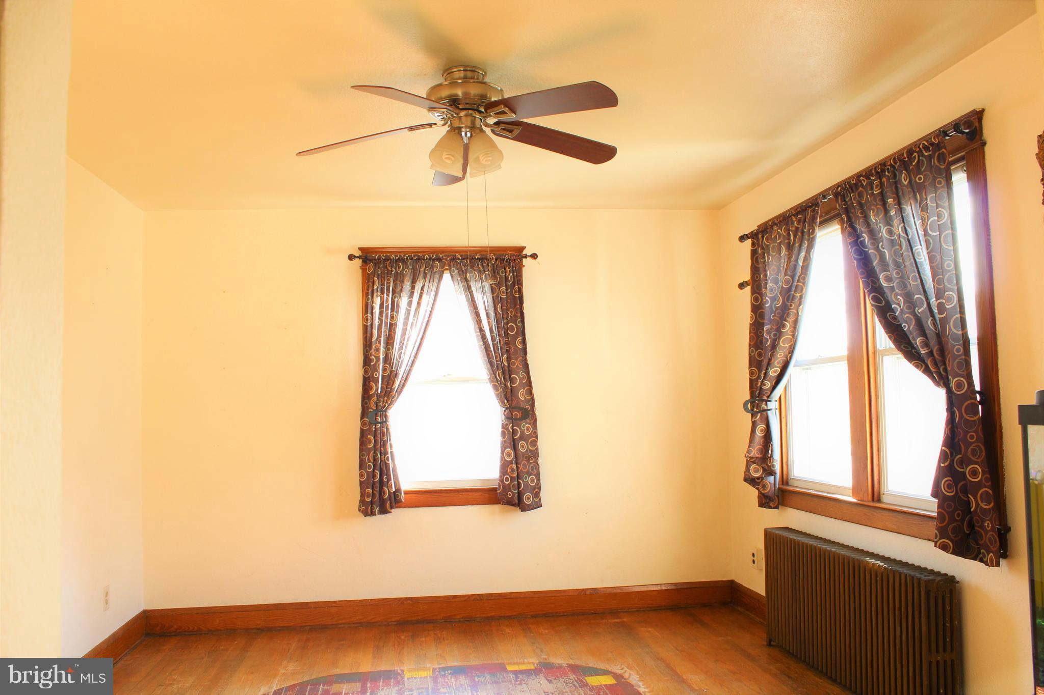 5555 Ashbourne Road Baltimore, MD 21227 - Photo 3 of 29 Living Room