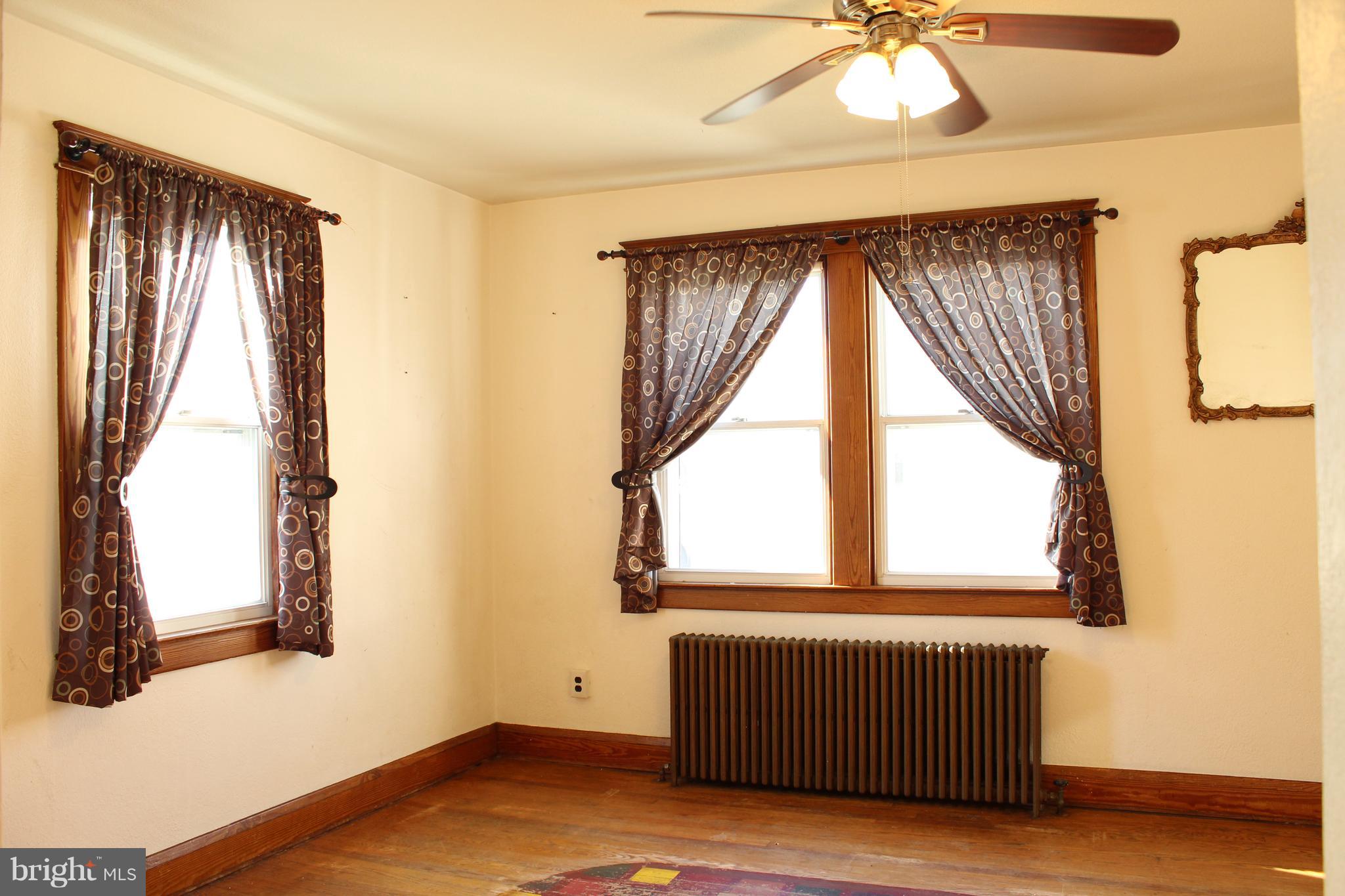 5555 Ashbourne Road Baltimore, MD 21227 - Photo 4 of 29 Living Room
