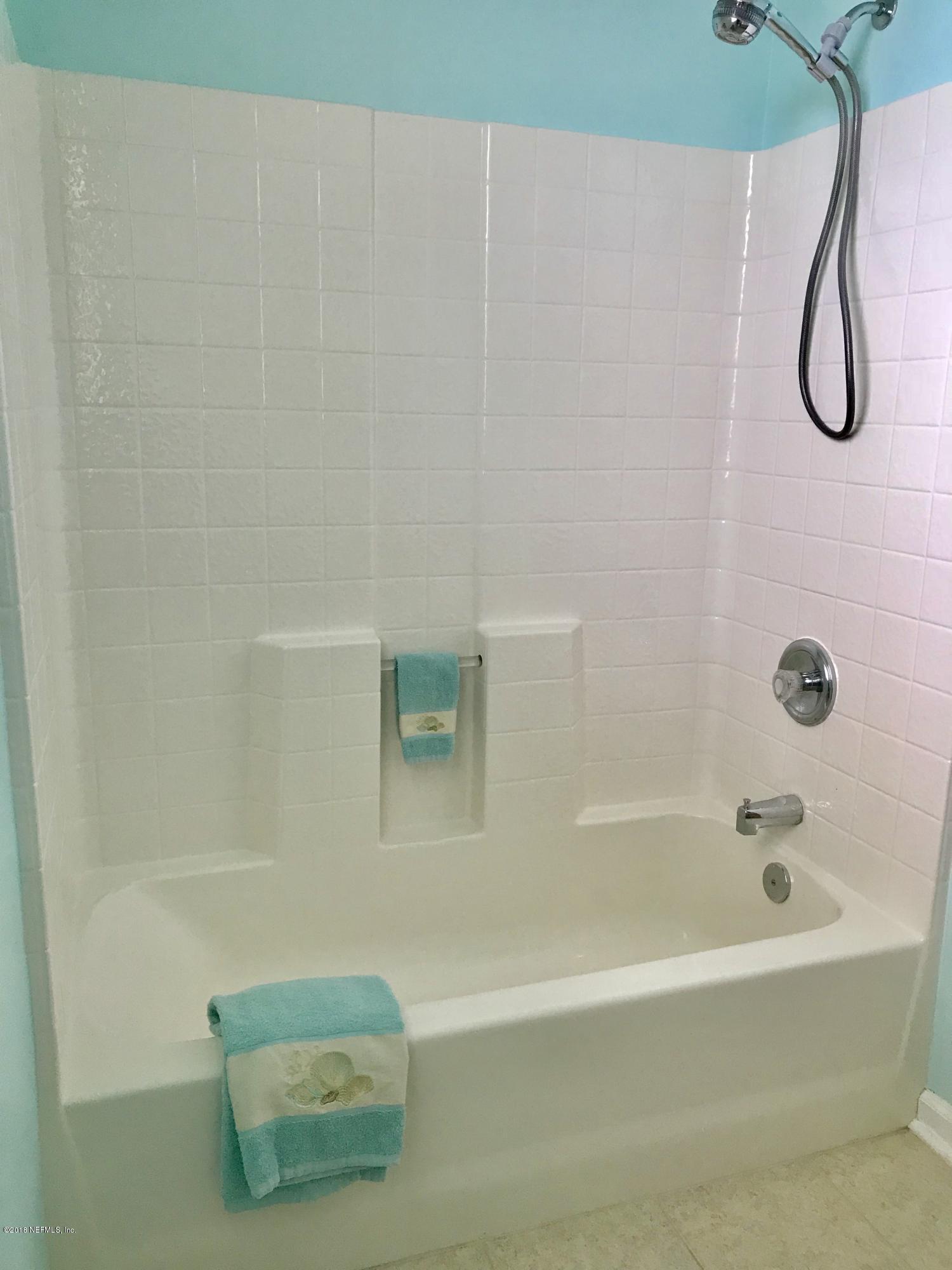 10550 Baymeadows Road, Unit 326 Jacksonville, FL 32256 - Photo 19 of 35 Guest bath tub
