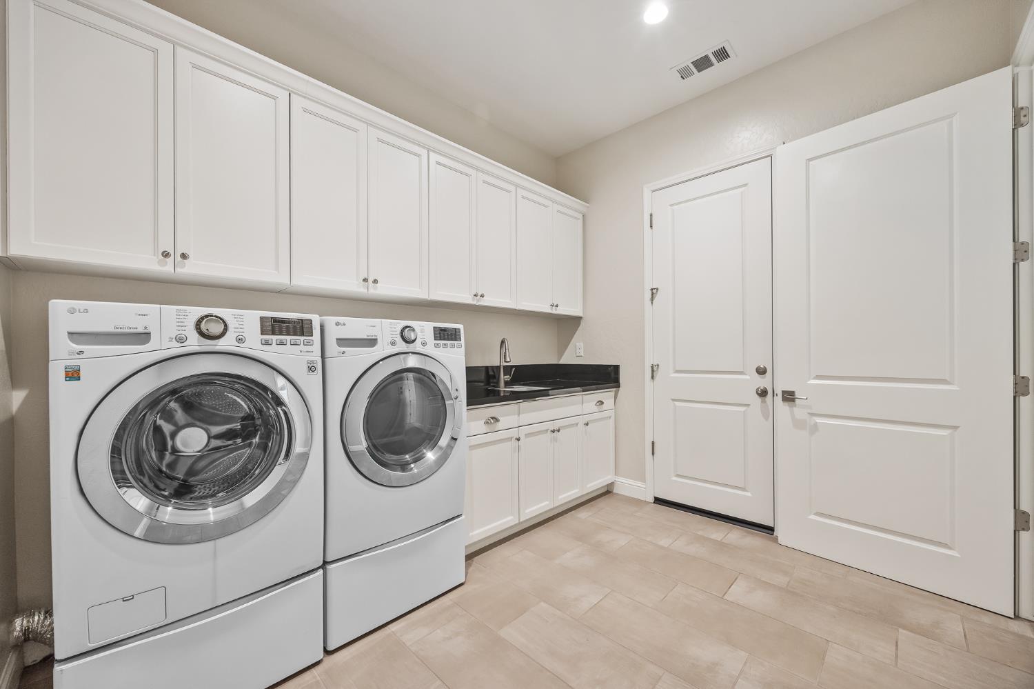 998 Highland Road West Madera, CA 93636 - Photo 35 of 61 a utility room with dryer and washer