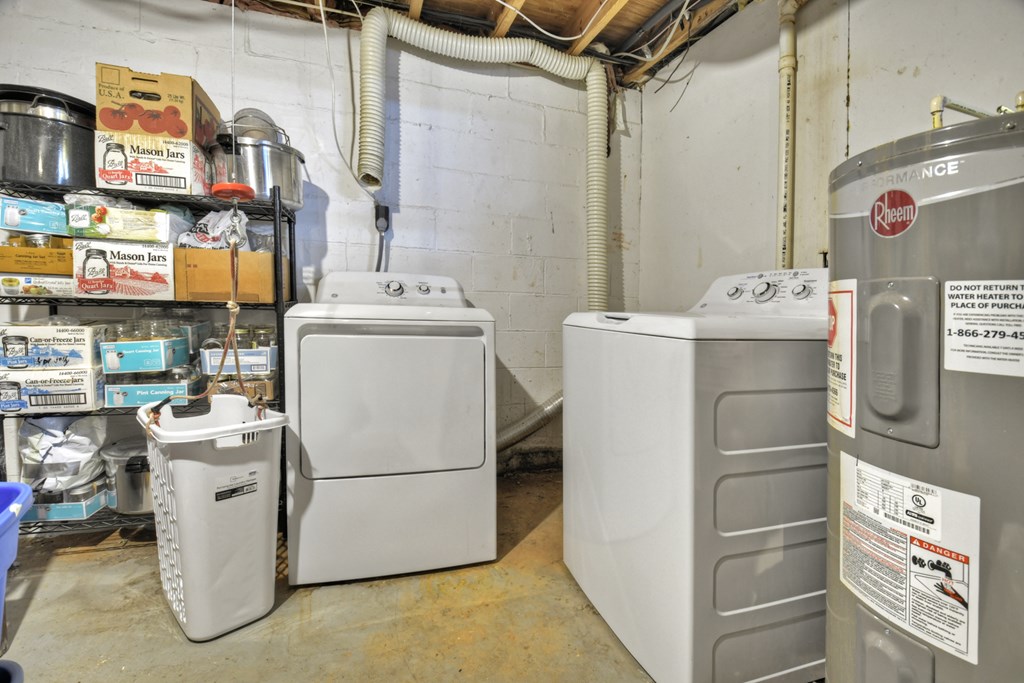 2800 Mobile Road Copperhill, TN 37317 - Photo 6 of 26 a utility room with dryer and washer