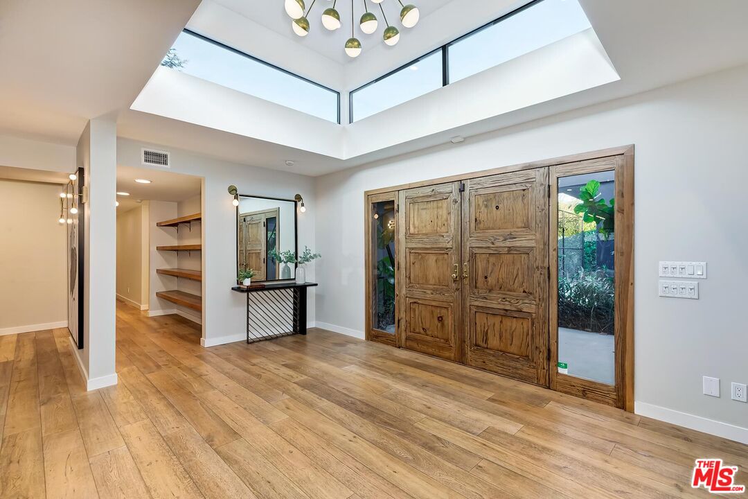 5401 Ostrom Avenue Encino, CA 91316 - Photo 7 of 73