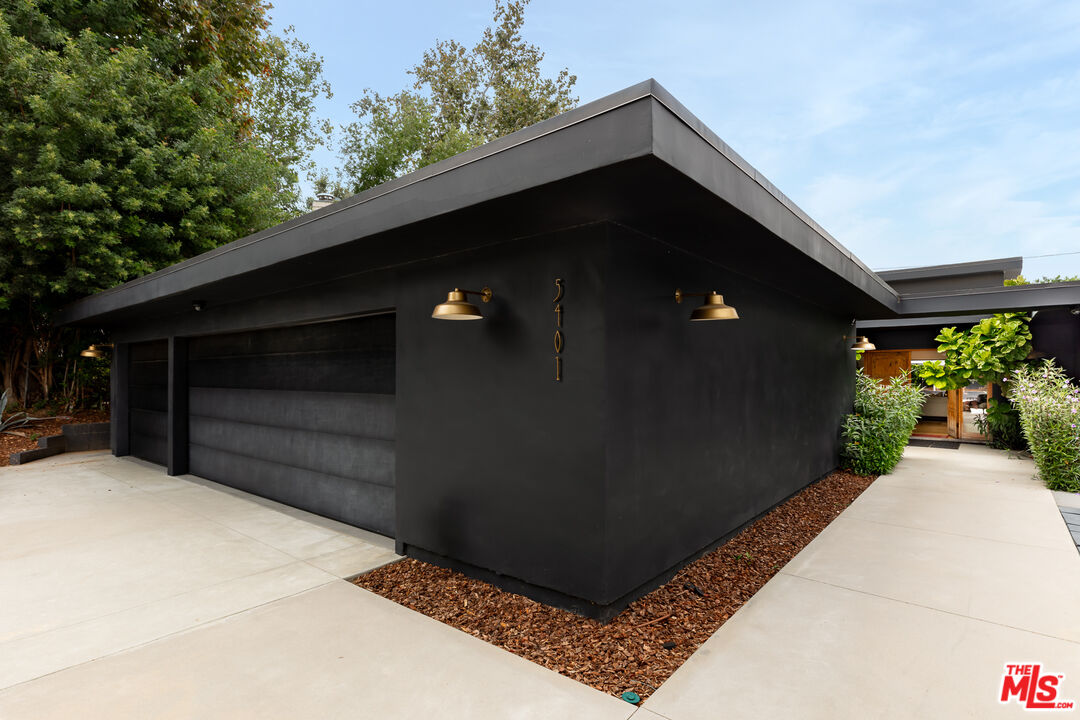 5401 Ostrom Avenue Encino, CA 91316 - Photo 72 of 73 a backyard of a house with lots of green space