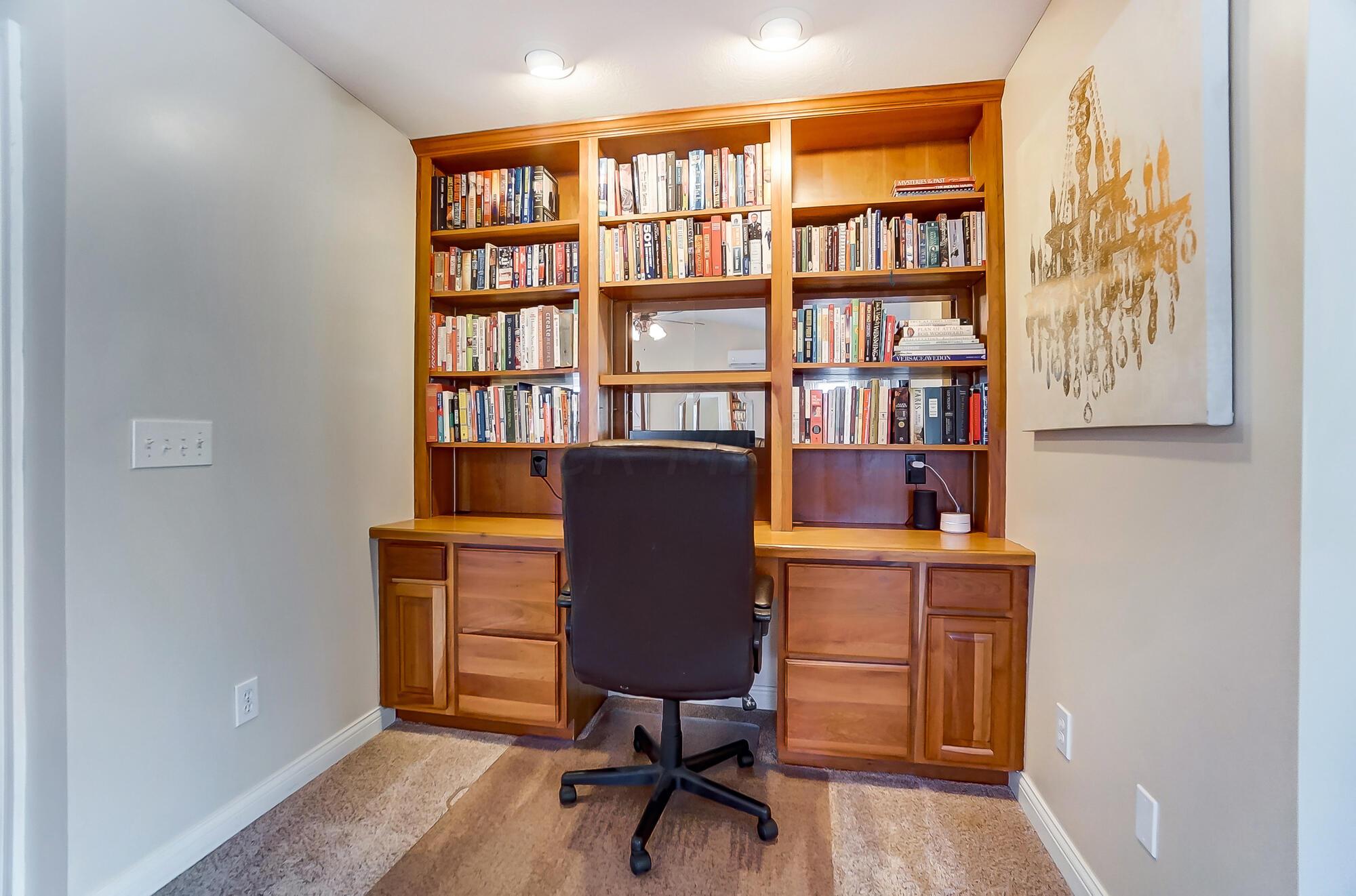 564 Kingsbury Road Delaware, OH 43015 - Photo 32 of 76 Built-in desk in Owner's Suite