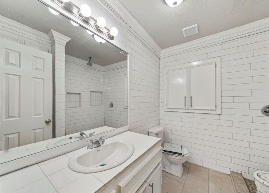 1207 Firnat Street Houston, TX 77022 - Photo 14 of 21 a bathroom with a sink and a mirror