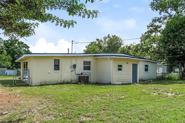 a view of a backyard