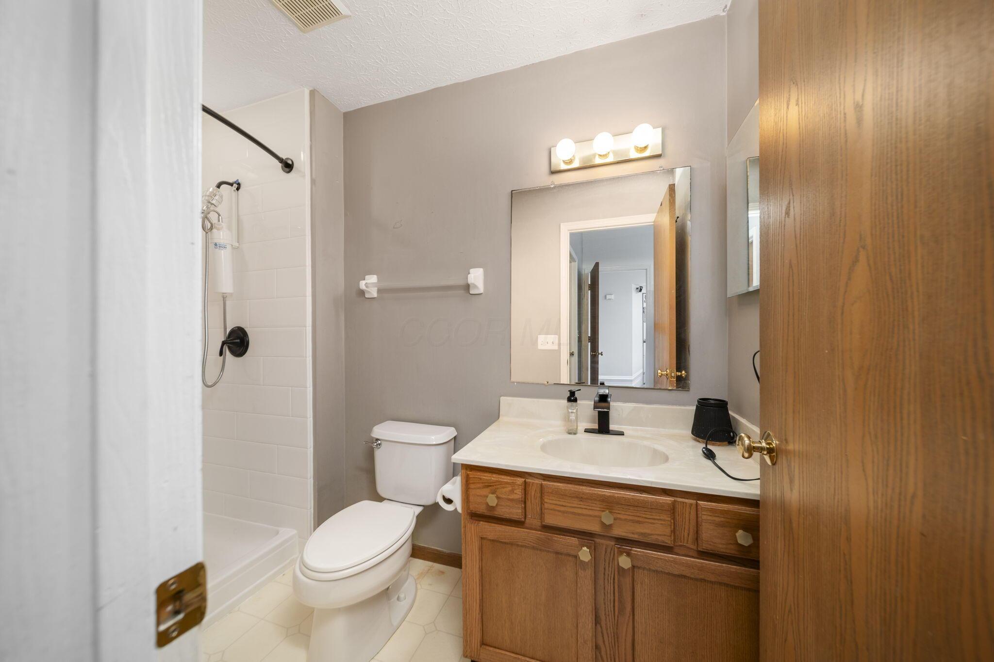 2985 Briar Ridge Road Columbus, OH 43232 - Photo 29 of 48 Primary Bedroom Full Bathroom