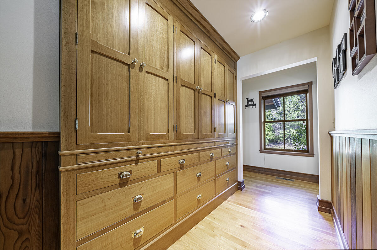 255 Davidson Road Williams, OR 97544 - Photo 24 of 82 Incredible Storage
