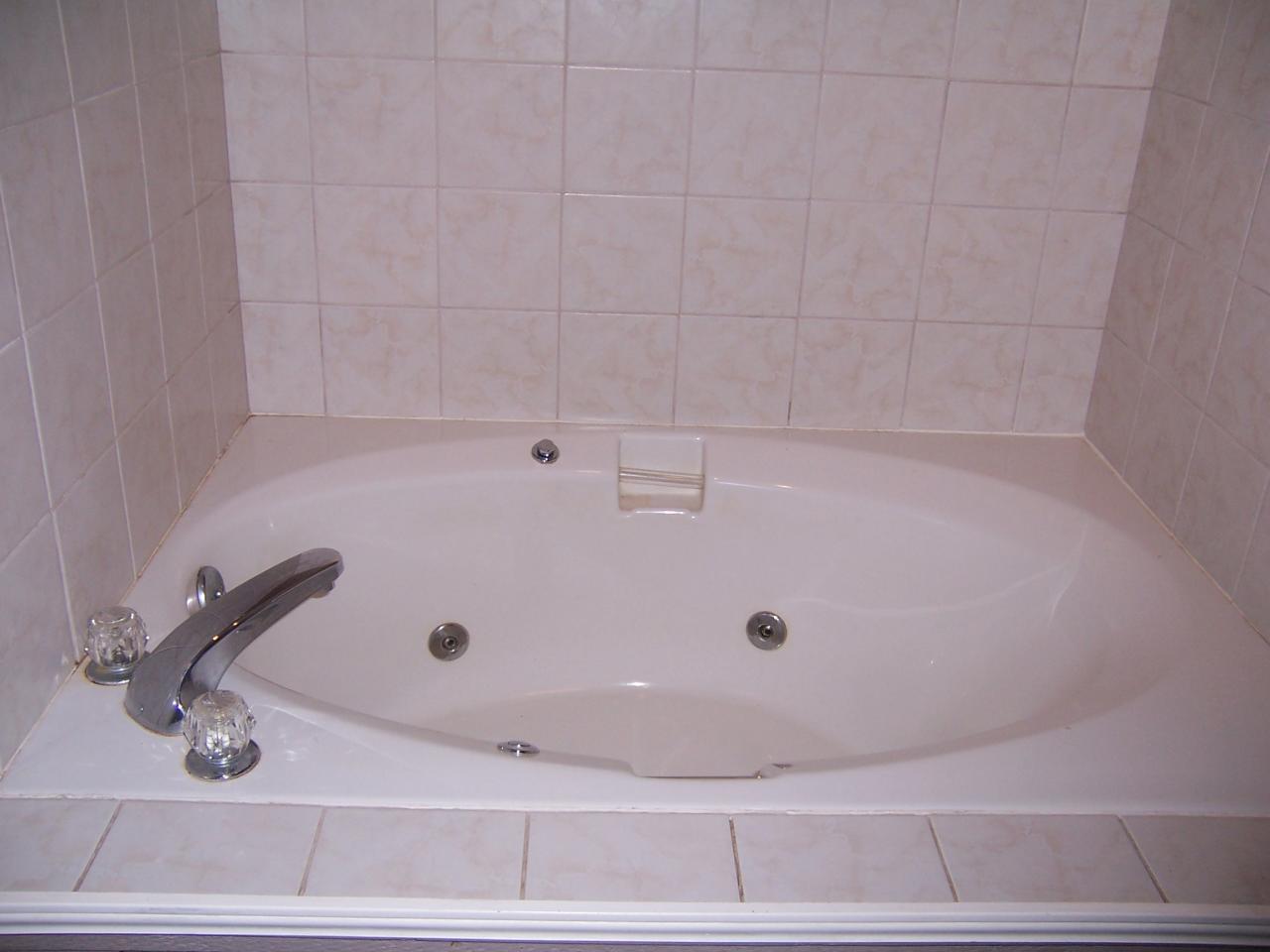 5523 Bore Auger Road Blue Ridge, VA 24064 - Photo 6 of 20 a bathroom with a tub