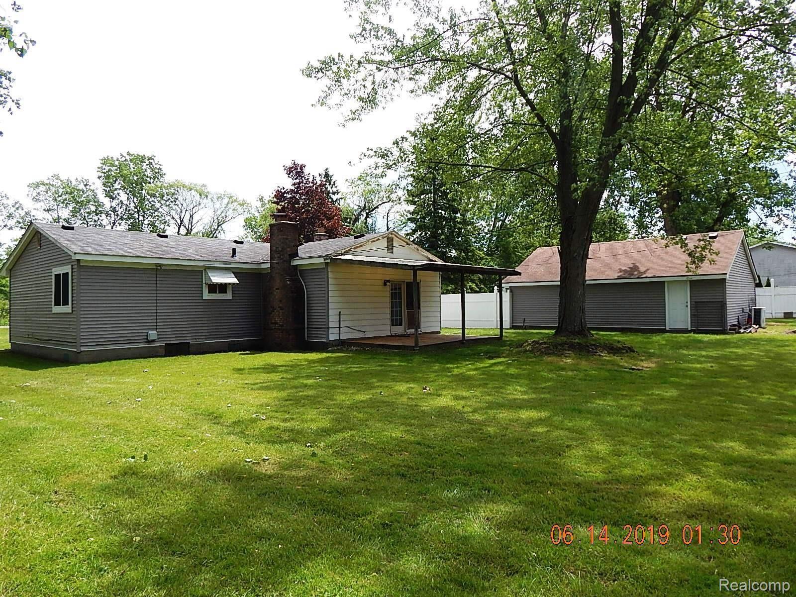 19222 Sylvia Road Romulus, MI 48174 - Photo 16 of 45 back of house and garage.JPG