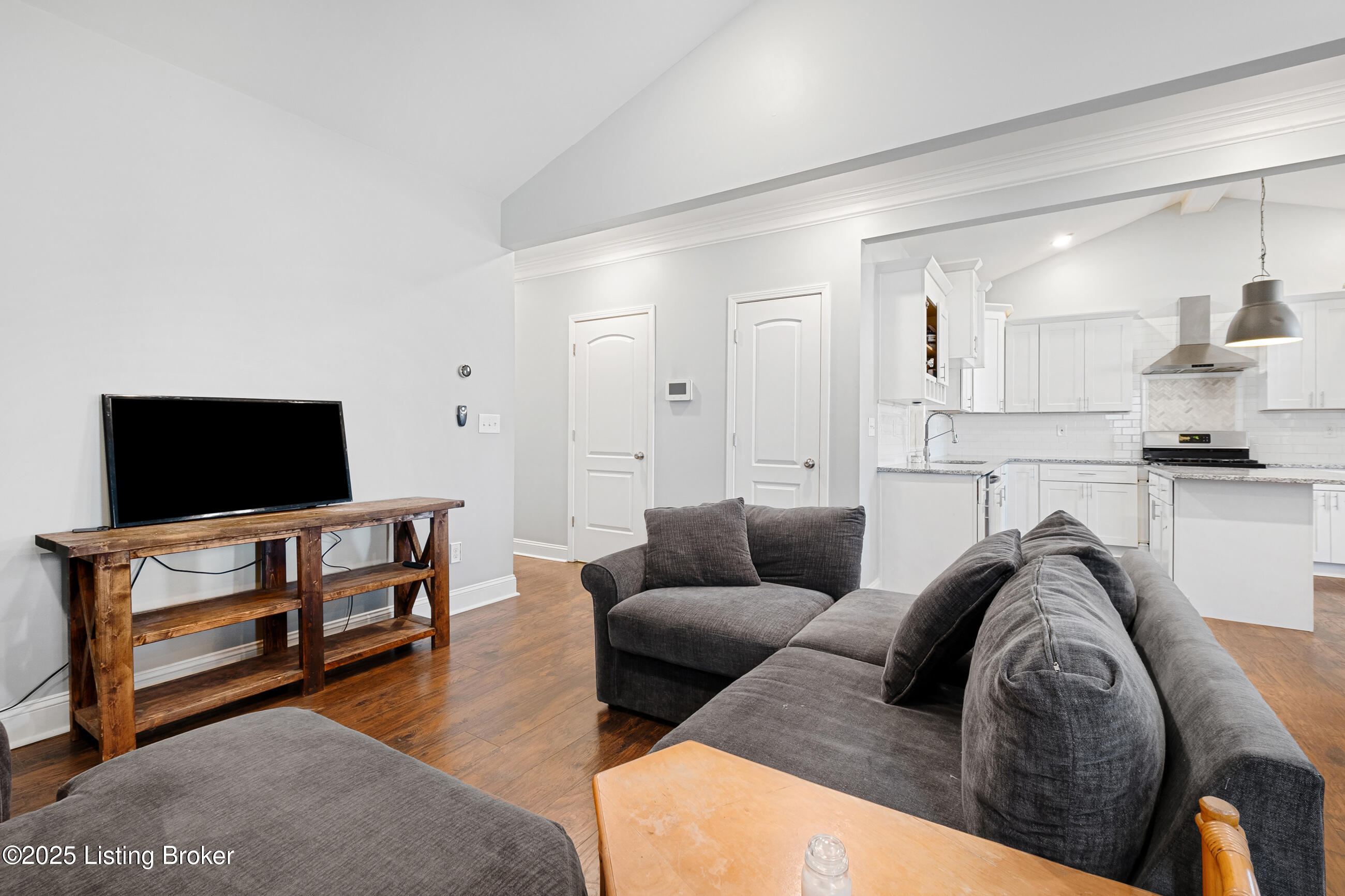 3063 University Road Louisville, KY 40206 - Photo 20 of 39 Living room