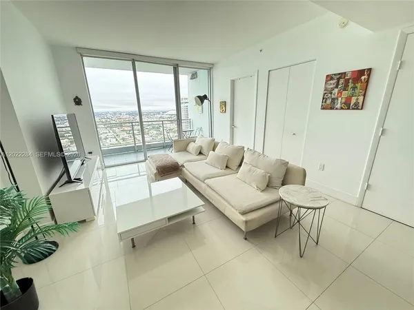 $3,250 | 92 Southwest 3rd Street, Unit 3709, Miami, FL 33130