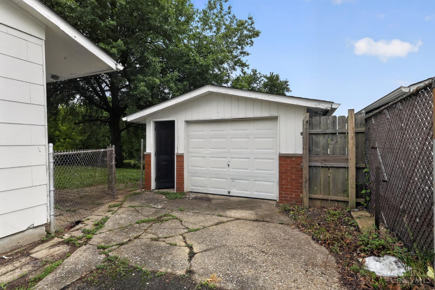9570 Pippin Road Cincinnati, OH 45231 - Photo 16 of 30