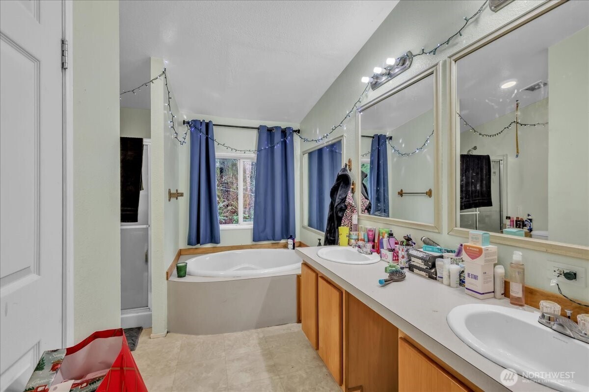 5 Cherokee Place Copalis Beach, WA 98535 - Photo 12 of 16 a bathroom with a tub sink and mirror