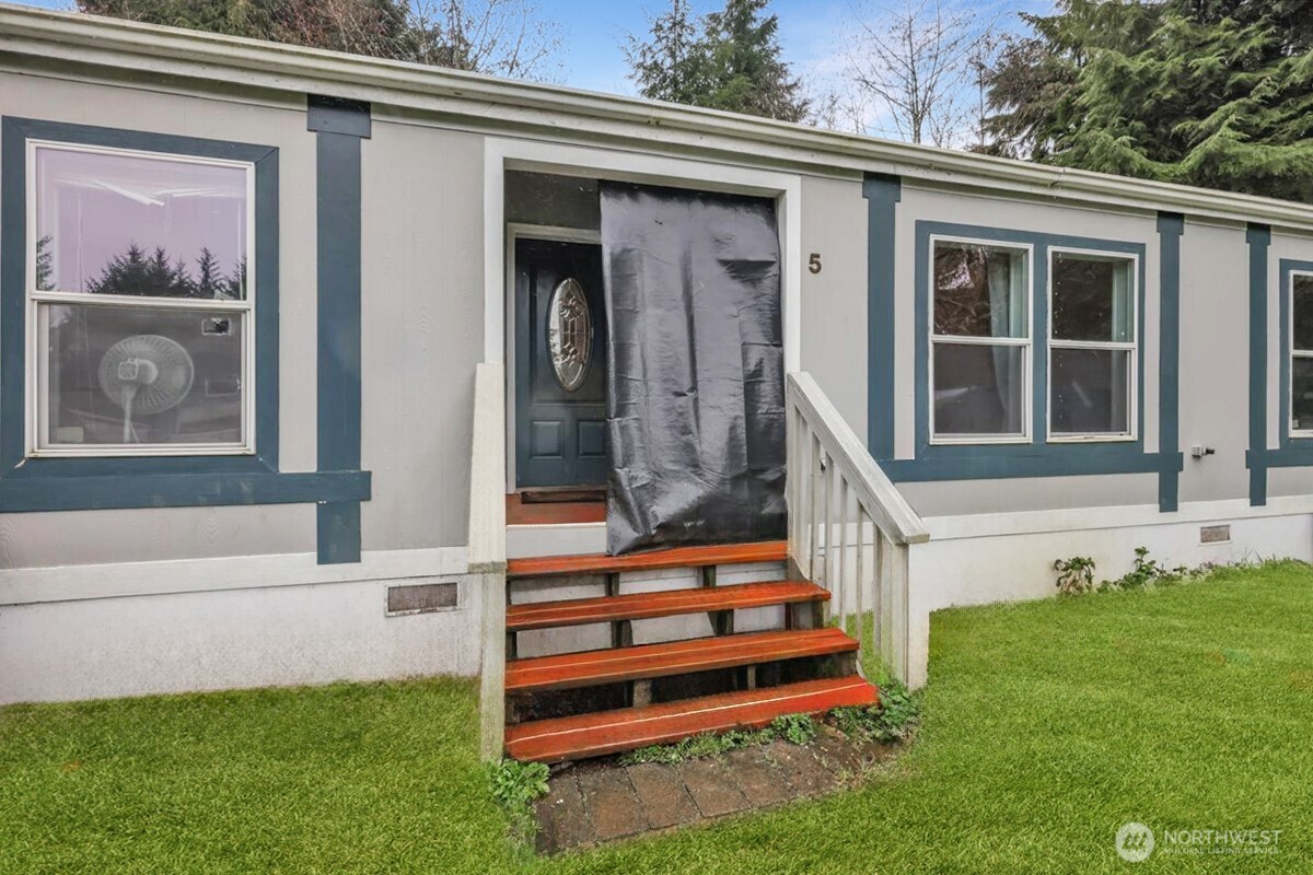 5 Cherokee Place Copalis Beach, WA 98535 - Photo 2 of 16 a front view of a house with a yard
