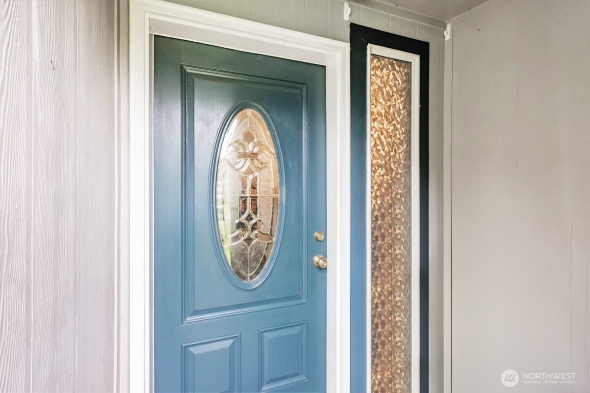 5 Cherokee Place Copalis Beach, WA 98535 - Photo 3 of 16 a view of a hallway with wooden door