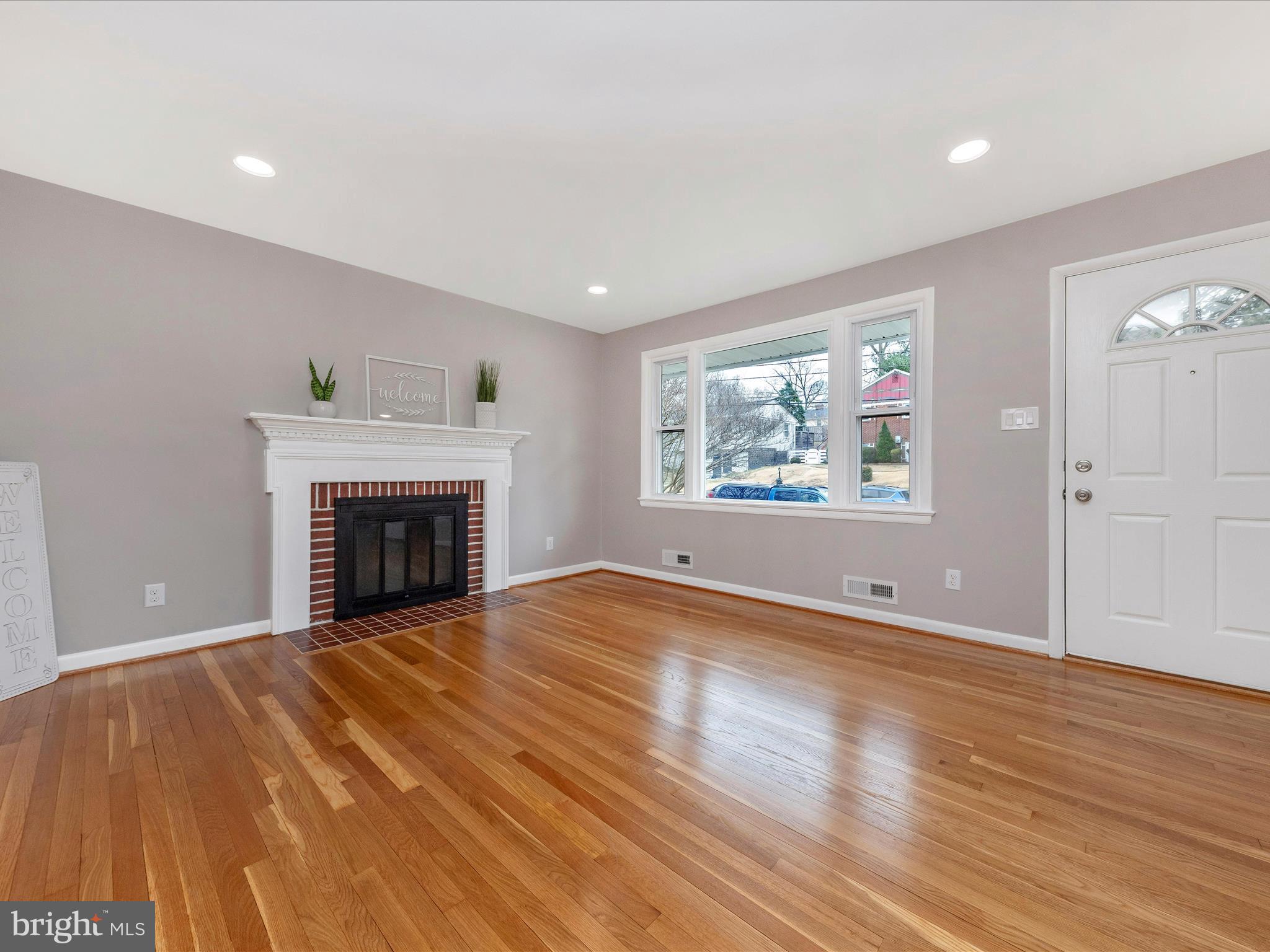 10004 Kinross Avenue Silver Spring, MD 20901 - Photo 10 of 39 Living Room