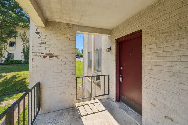 a view of entryway with a yard
