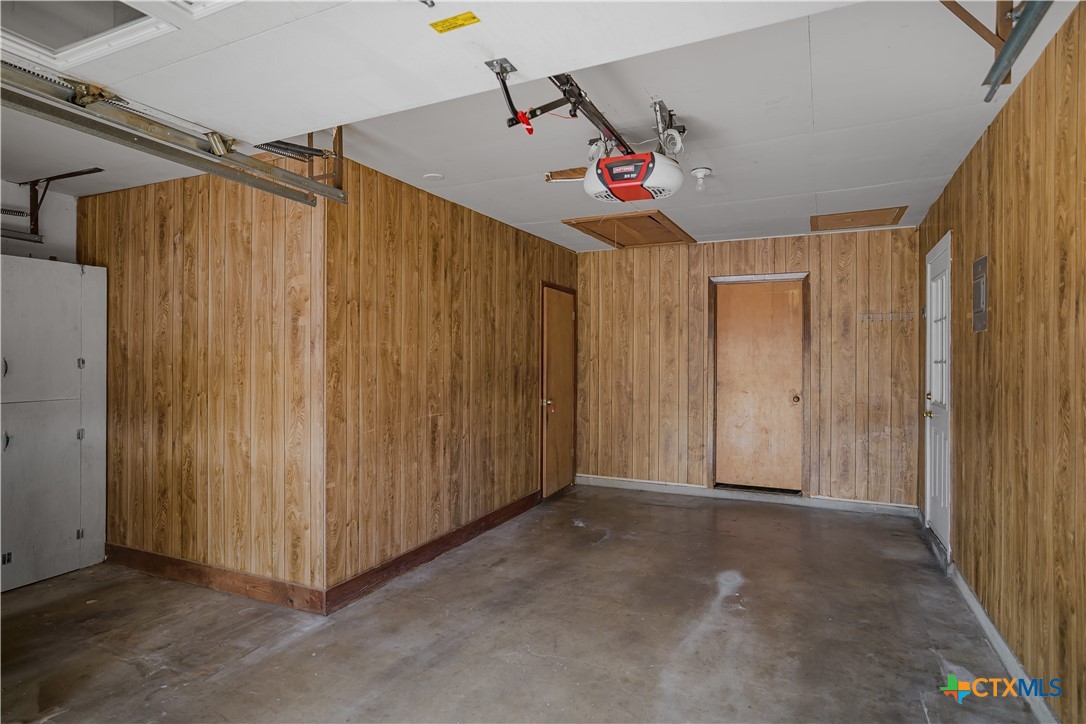 3104 Erwin Avenue Victoria, TX 77901 - Photo 13 of 19 a view of a hallway with a elevator