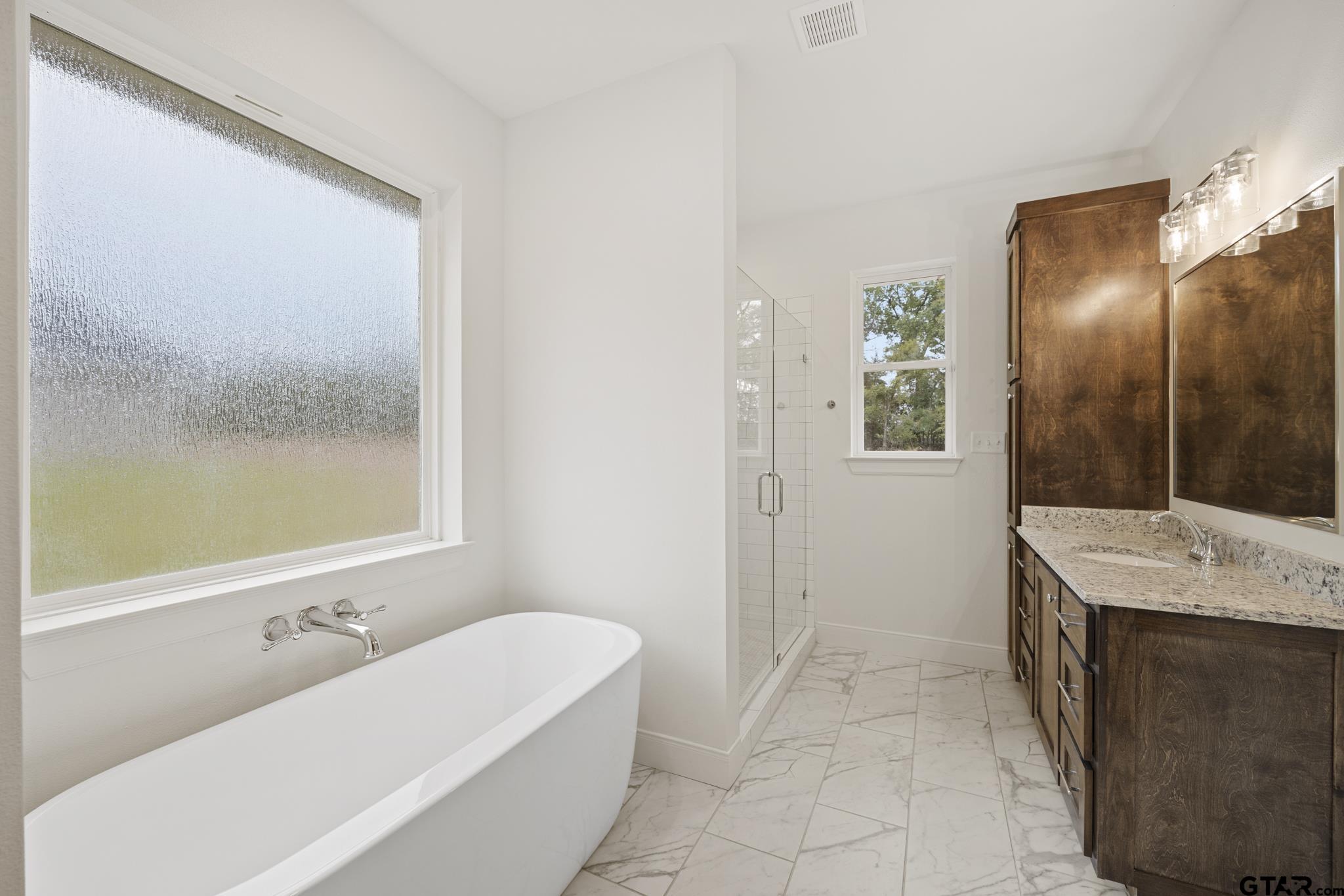 18622-c R 1100 C R 1100 Flint, TX 75762 - Photo 5 of 19 a bathroom with a tub sink and mirror