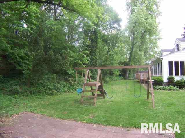 1923 Jersey Ridge Road Davenport, IA 52803 - Photo 3 of 9 Gallery Image 3
