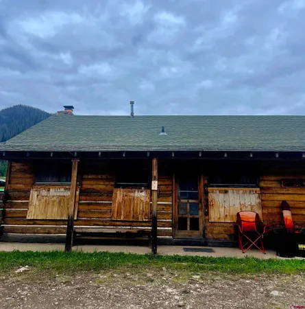a view of a house with backyard and porch