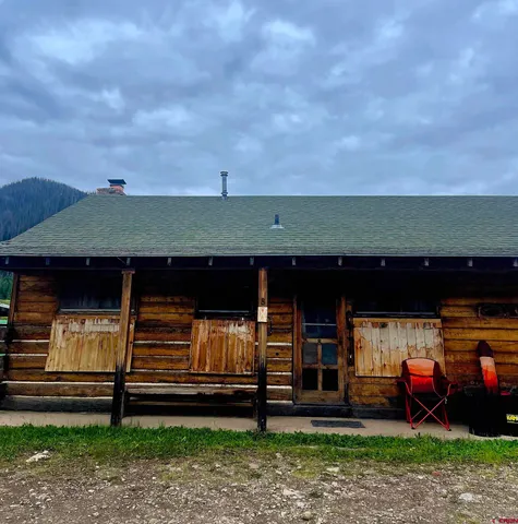 a view of a house with backyard and porch