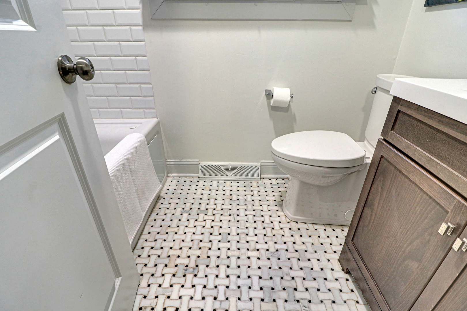 34 Washington Road, Unit 2 Lake Forest, IL 60045 - Photo 16 of 25 a bathroom with a toilet and a shower