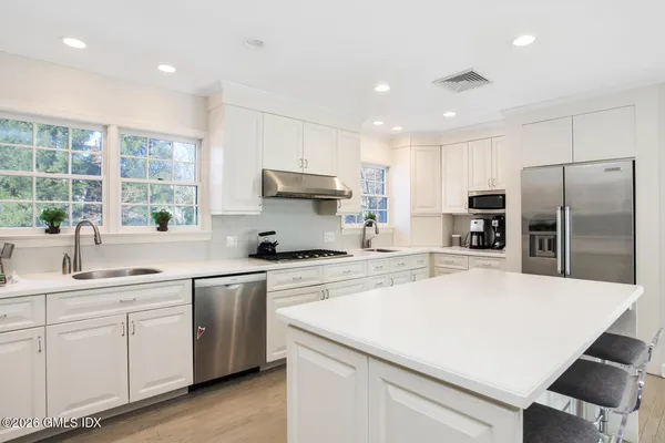 $5,800,000 | 8 Indian Point Lane, Riverside, CT 06878
